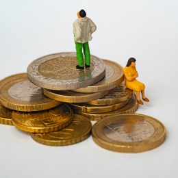 Två personer står på en hög med mynt