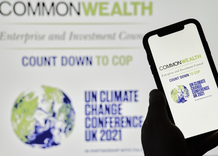 Hand håller mobil vid COP26.