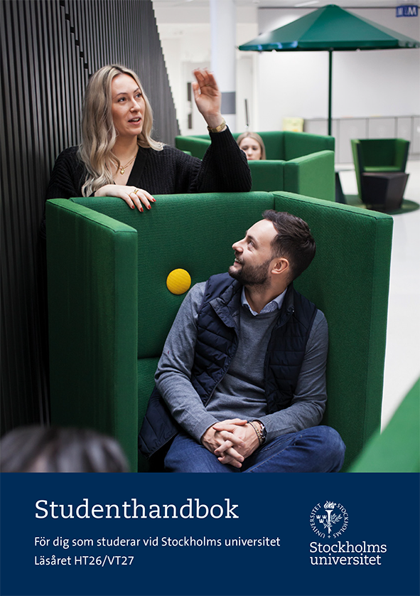 Studenter samtalar på campus Albano.