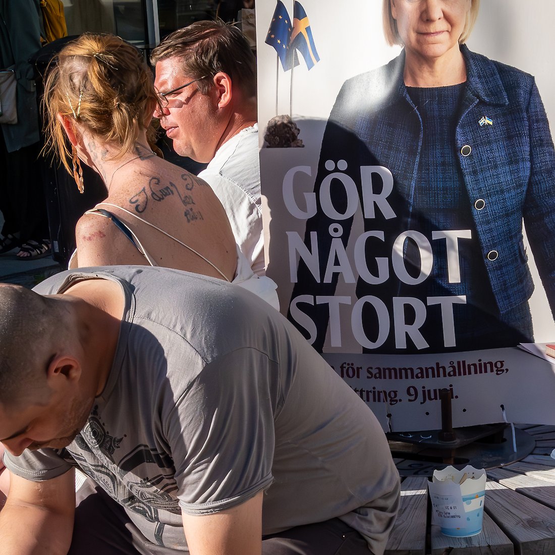 Valaffisch i folkvimmel