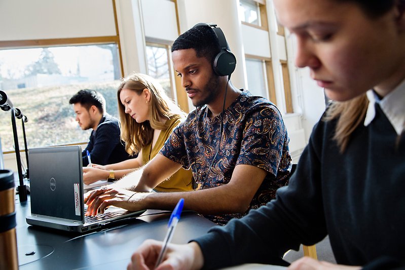 Studenter pluggar i biblioteket.