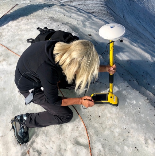 Gunhild Ninis Rosqvist measures the south peak at Kebnekaise. Photo: Pär Axelstierna