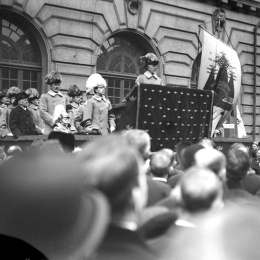 Kung Gustav V håller sitt tal till bönderna på Kungliga Slottets Borggård under Bondetåget 1914.