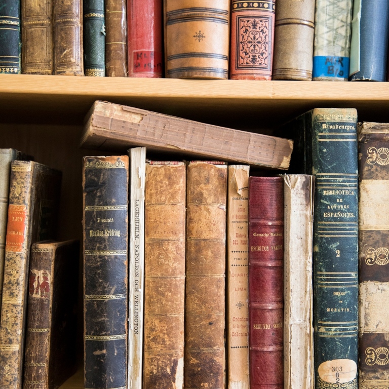 Äldre böcker i en bokhylla