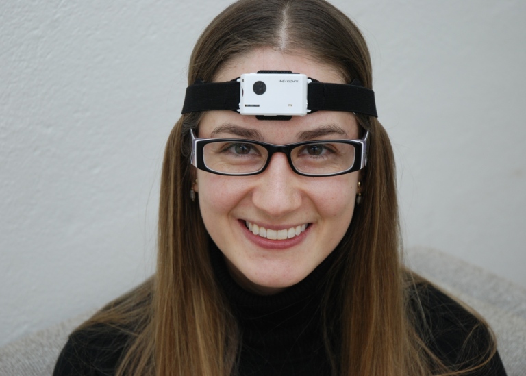 Diana Diaz del Castillo Zambrano med EEG-utrustning. Foto: Annika Hallman