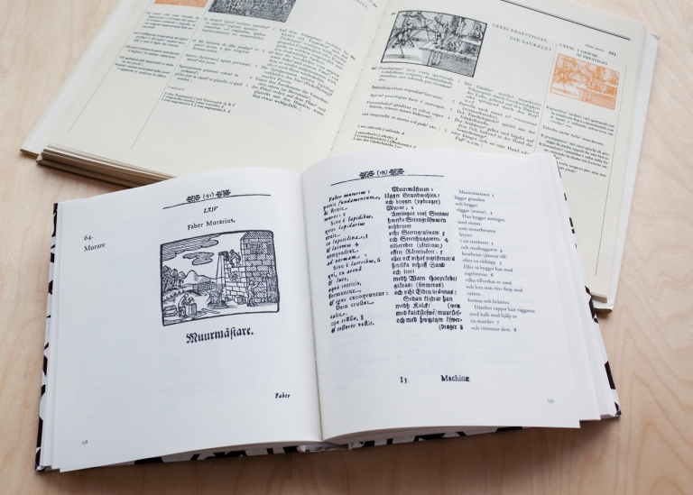 Bokuppslag med illustration av murarmästare och översättning av texter
