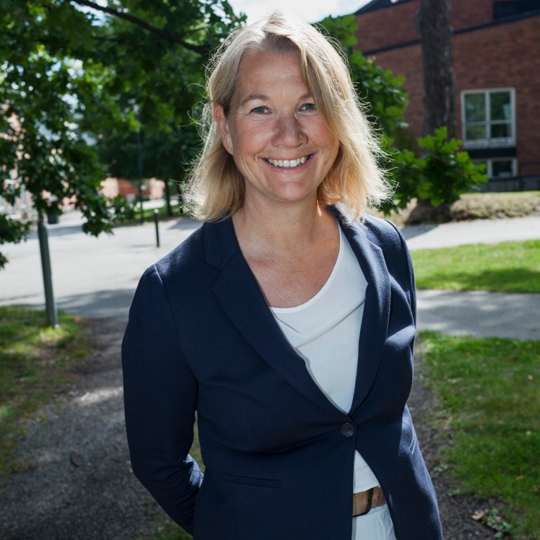 Karin Berglund framför Företagsekonomiska institutionen.