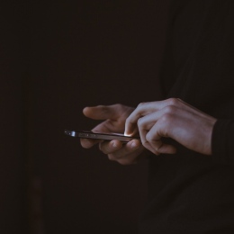 Händer som använder mobilskärm i mörkret. Foto: Free-Photos från Pixabay.