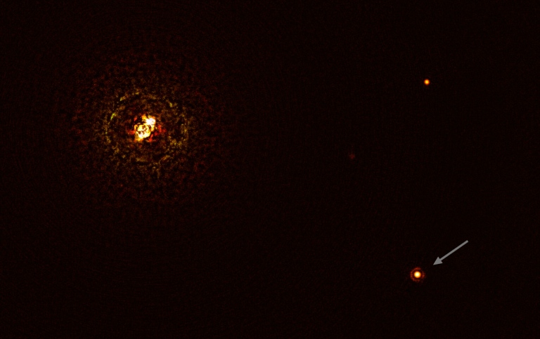 Denna bild visar stjärnparet b Centauri och planeten i omlopp