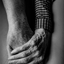 Äldre personer som håller hand