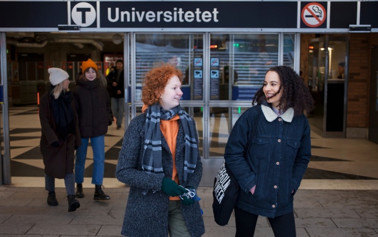 Studenter utanför tunnelbanestationen Universitetet.