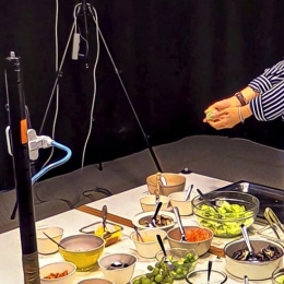 Foto från forskningen: Roboten Furhat hjälper till med matlagningen. Foto: Iolanda Leite, KTH.