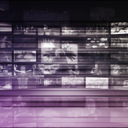 En vägg av TV-skärmar som visar svartvita bilder.