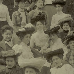 Tolfterna äldre bild- kvinnor i hattar och sekelskifteskläder.