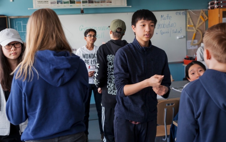 Elever interagerar i ett klassrum