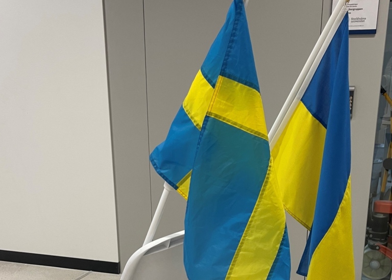 Svensk och ukrainsk flagga i anslutning till provet