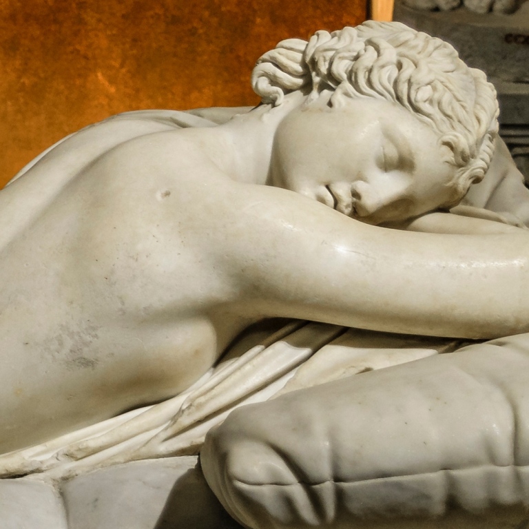 Antik marmorstaty av sovande kvinna, sleeping hermaphrodite 