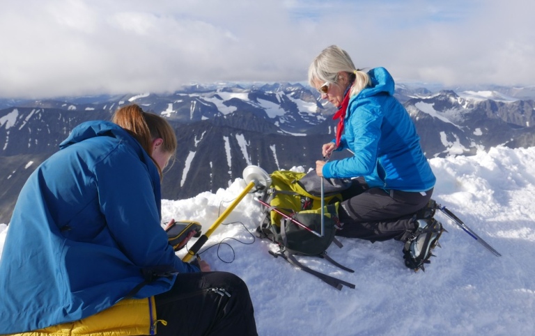 Glaciärforskare Gunhild Ninis Rosqvist och Pia Eriksson vid forskningsstationen Tarfala. 