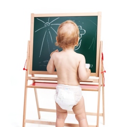 Bild med ett barn som skriver på griffeltavla