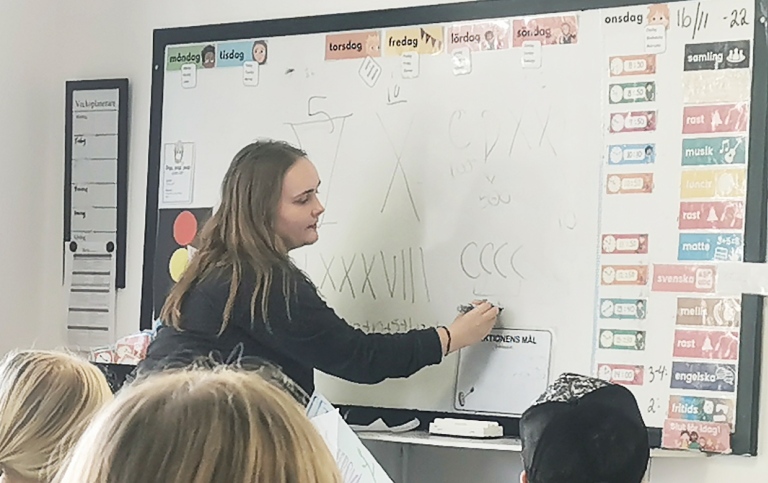 Sarah Björk Griffith undervisar i en klass på Svenska Skolan i Teneriffa