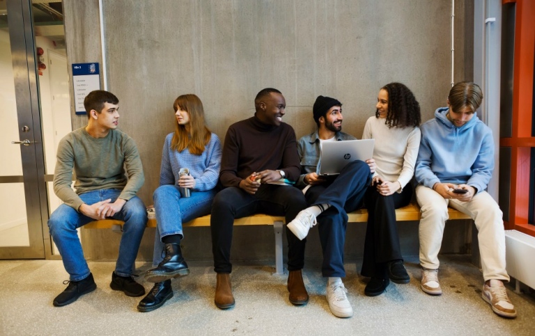 Genrefoto: internationella studenter sitter på en bänk.