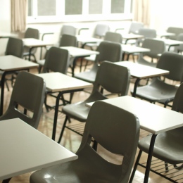 stolar i ett klassrum