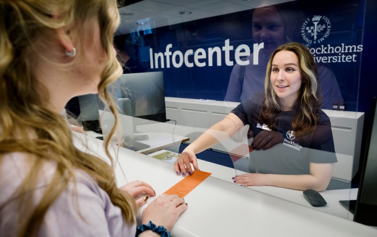 A student visits Infocenter.