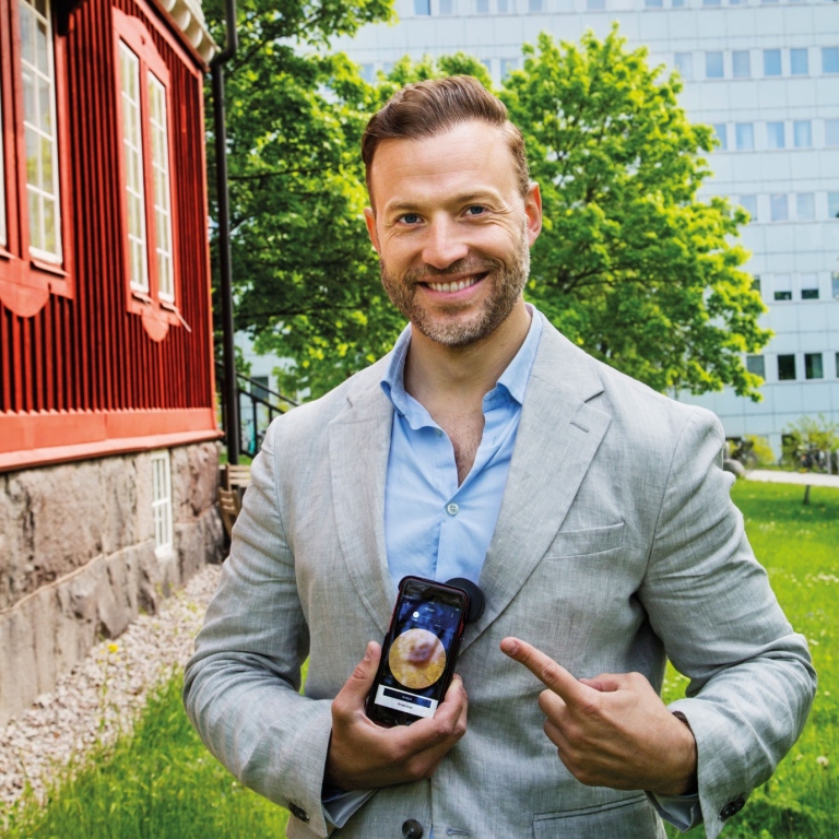 Christoffer Ekström med Södra huset i bakgrunden.