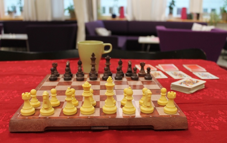 Bild på ett schackbräde och spelkort