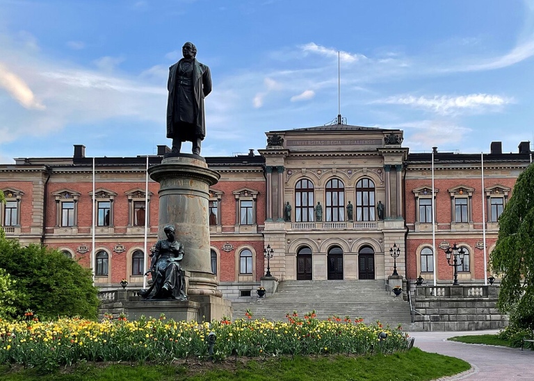 Uppsala universitet huvudbyggnad med staty framför