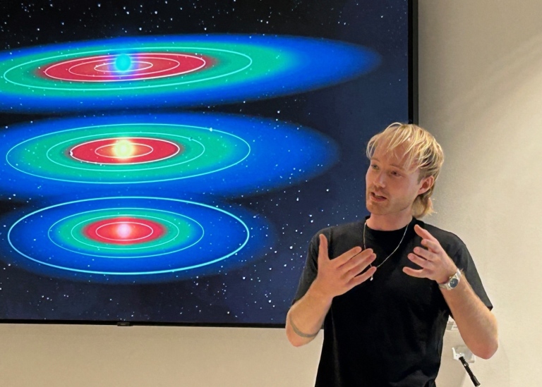 Casper Farret Jentink är en ung man med blont hår. Han talar om exoplaneter.