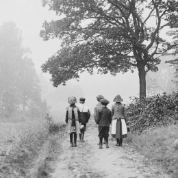 Statarbarn från Saltsjö-Duvnäs på väg till Skuru skola i Saltängen ca 1910. Foto: Nacka lokalhistoriska arkiv Statarbarn från Saltsjö-Duvnäs på väg till Skuru skola i Saltängen ca 1910.