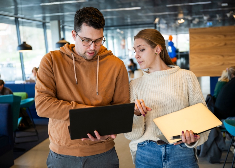 Två studenter i Studenthuset.