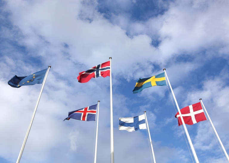 Nordiska flaggor mot blå himmel