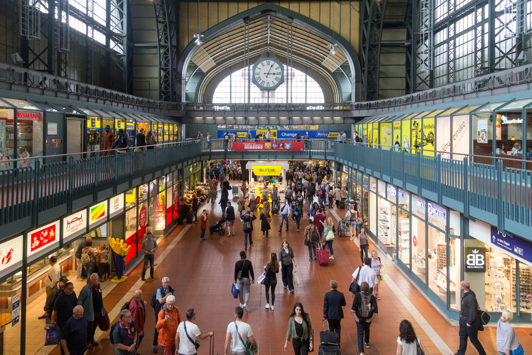 Resenärer går bland affärerna på Hamburgs järnvägsstation.