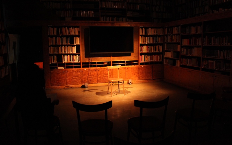 Scen i bibliotek