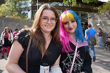 Grundlärarstudenterna Felicia och Stella utanför Aula Magna.