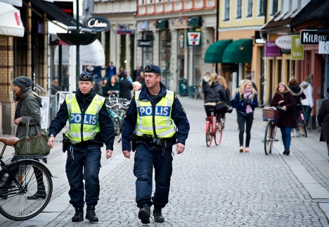 Poliser i gatumiljö.