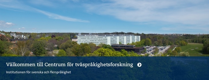 Blå himmel och sommargrönska med Södra huset och hus A-F i centrum. Foto: Ingmarie Andersson