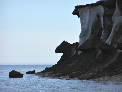 Eroderande kustnära permafrost från Laptevhavet. Foto: Denis Kosmach.