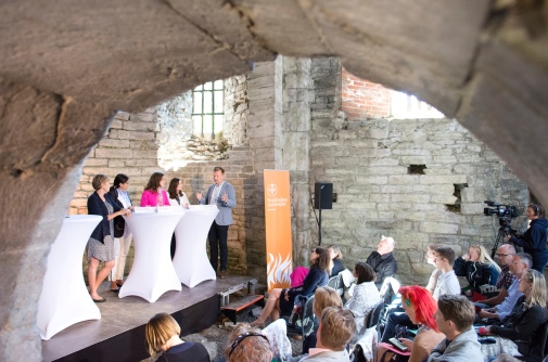 Paneldiskussionen om Faktatillit i St Lars ruin i Visby. Foto: Anna-Karin Landin