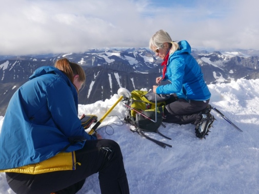 Pia Eriksson and Gunhild Ninis Rosqvist during last year’s measurement at Kebnekaise’s south peak. Photo: Tova Stroeven