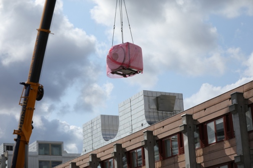 The 12-tonne magnet for the scanner is delivered to SUBIC. Photo: Fransisco Lacerda. 