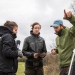 Daniela Guasconi och David Åhlén, forskningsassistenter för Insect Biome Atlas på Naturhistoriska riksmuseet, visar volontären Amanda Bråkenheim Brising (mitten) var fällorna är placerade. Foto: Niklas Björling