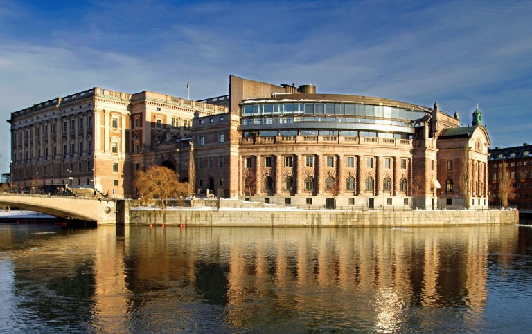 Bild på Riksdagshuset. Foto: Mostphotos.