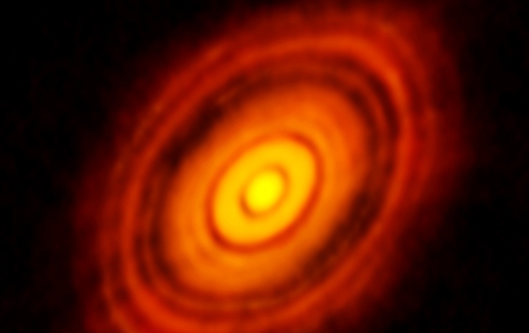 Protoplanetary disc around HL Tauri