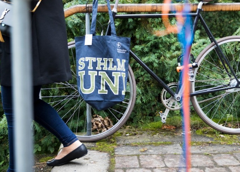 Cykel med SU-kasse på Välkomstdagen. Foto: Niklas Björling