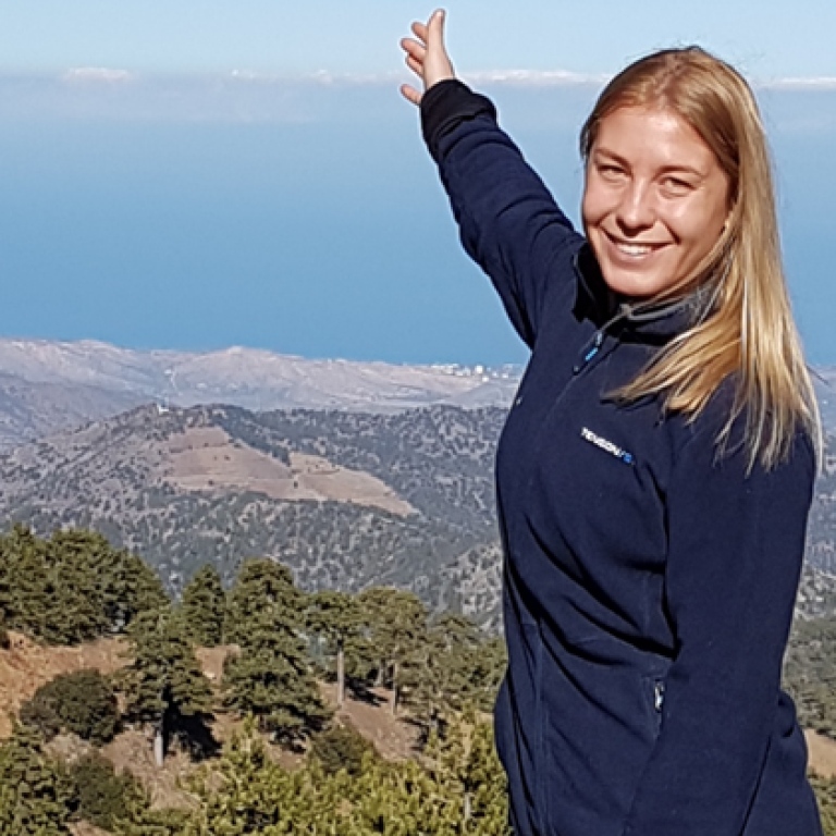 Charlotte uppe på ett berg i Cypern
