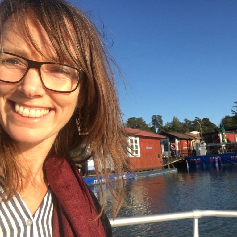 Helen tar en selfi på en privatbåt i Stockholms skärgård