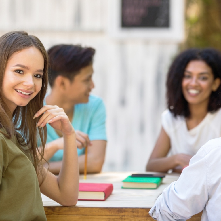 Куратор и студенты общаются. Two female students talking photo from far.